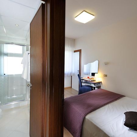 Hotel Eros Lignano Sabbiadoro Exteriör bild