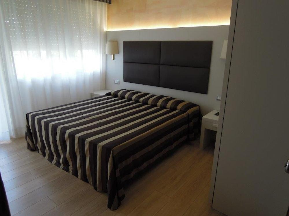 Hotel Eros Lignano Sabbiadoro Exteriör bild