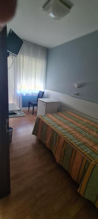 Hotel Eros Lignano Sabbiadoro Exteriör bild