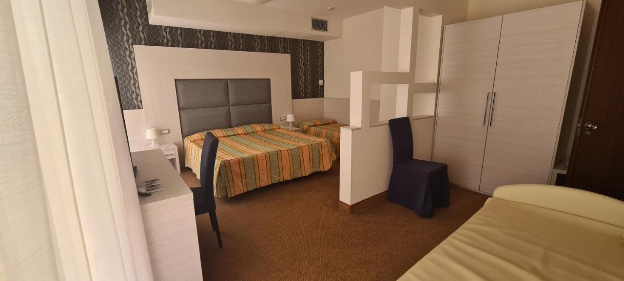 Hotel Eros Lignano Sabbiadoro Exteriör bild