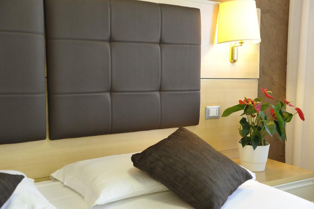 Hotel Eros Lignano Sabbiadoro Rum bild