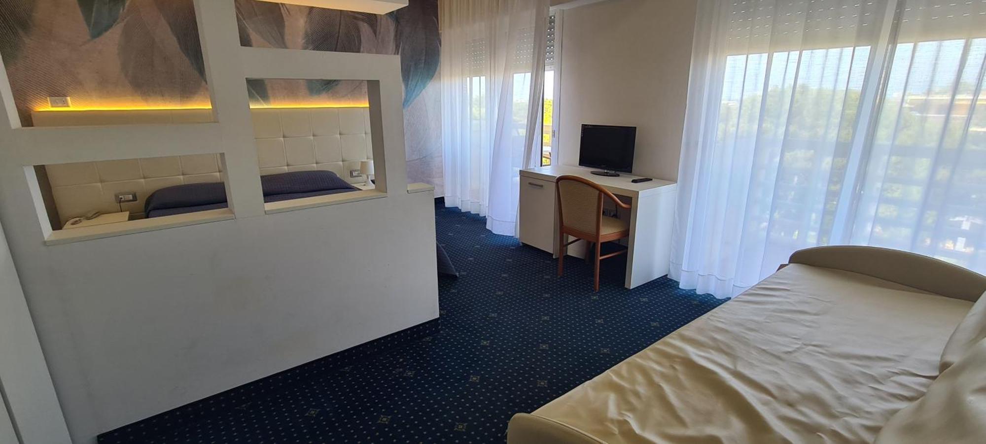 Hotel Eros Lignano Sabbiadoro Exteriör bild