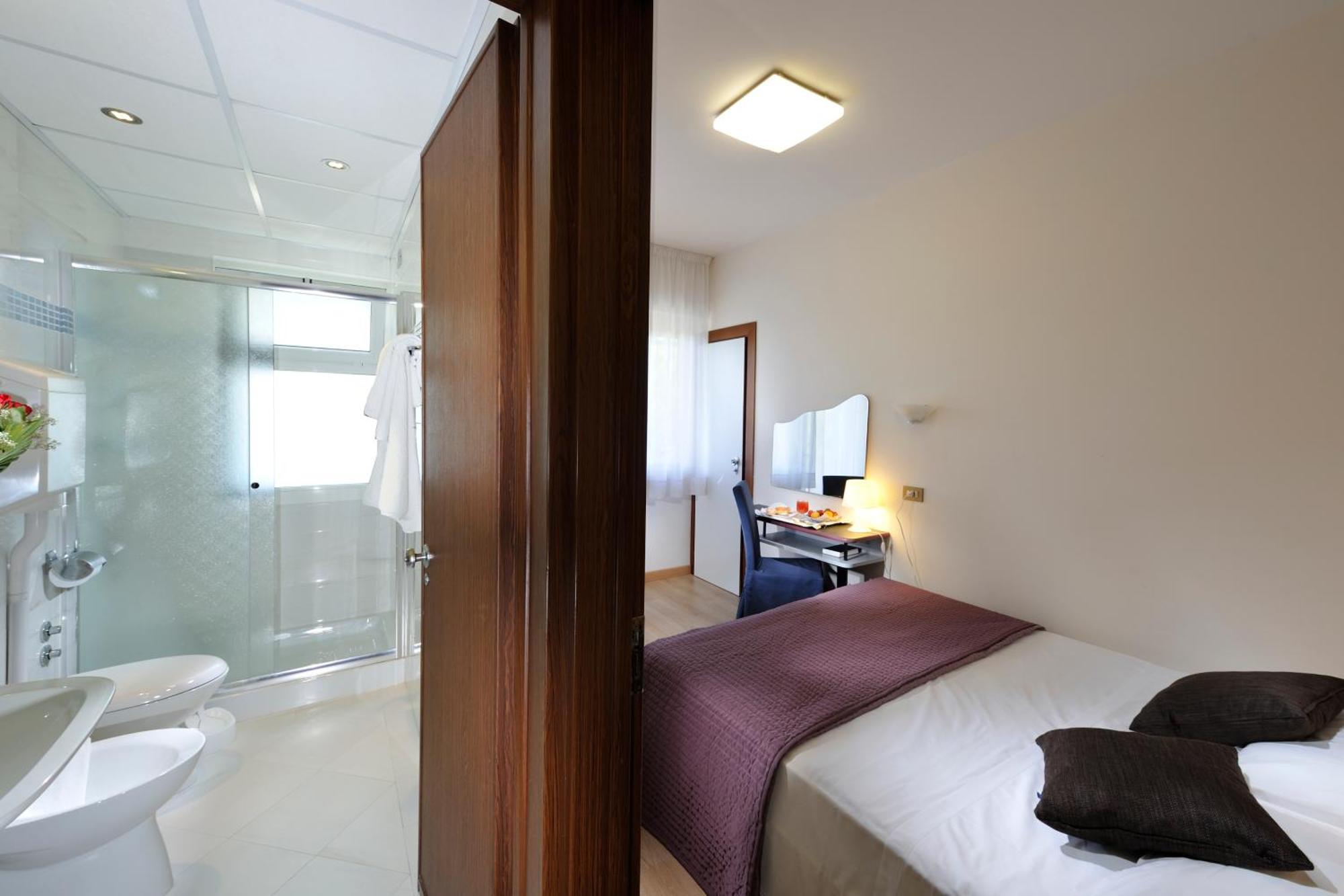 Hotel Eros Lignano Sabbiadoro Exteriör bild