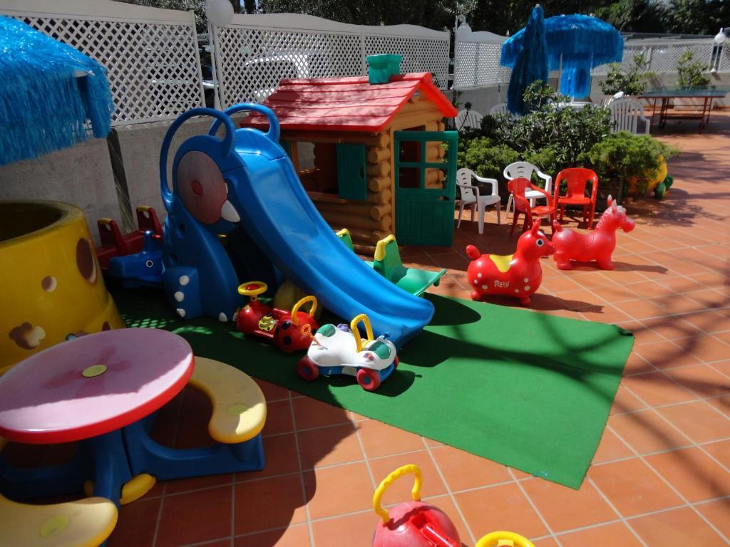 Hotel Eros Lignano Sabbiadoro Exteriör bild