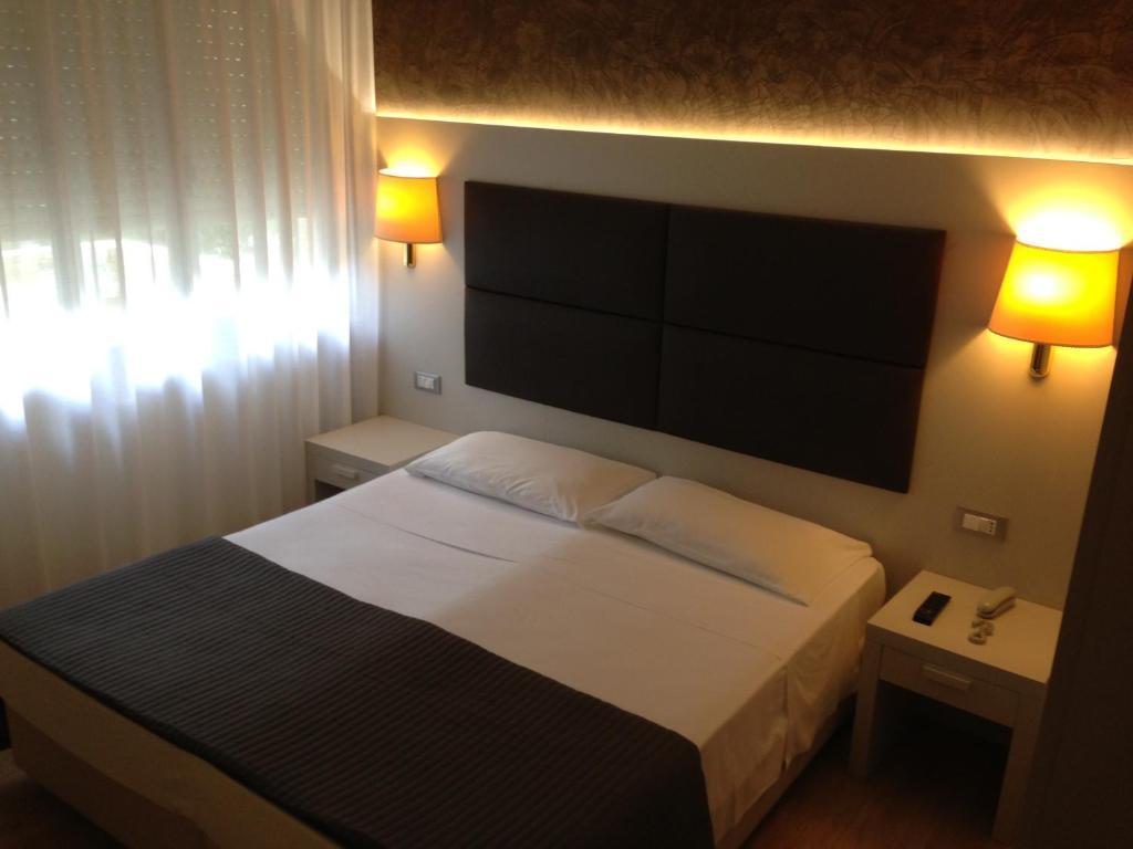 Hotel Eros Lignano Sabbiadoro Exteriör bild